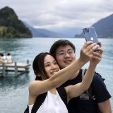 Depuis le début de l'année, les nuitées hôtelières en Suisse ont profité du retour en force des touristes asiatiques et américains. (archives) KEYSTONE/PETER KLAUNZER